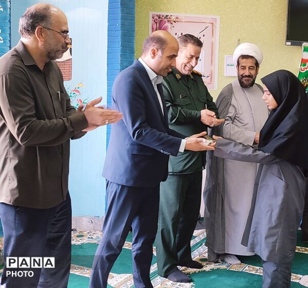 آیین نمادین «زنگ نماز» در دبیرستان سردار شهید همدانی منطقه جوکار