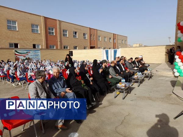آیین نواخته شدن زنگ مهر در مدرسه شهدای بار فروش با حضور مسئولان استان و شهرستان کاشان