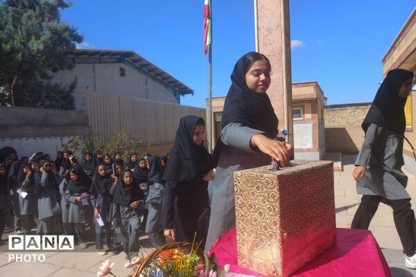 جشن عاطفه‌ها در دبیرستان حضرت مریم بام و صفی آباد