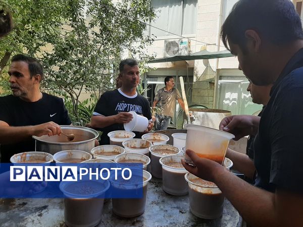 توزیع ۲۰ دیگ شله به عنوان نذر توسط خادم حرم مطهر رضوی و خیر بزرگ شهر مشهد مقدس