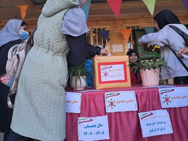 شور و نشاط دانش‌آموزان مدرسه حضرت معصومه (س) ناحیه 4 کرج در انتخابات شورای دانش‌آموزی