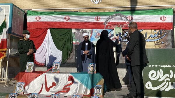 نواخته شدن زنگ انقلاب در دبیرستان نمونه دولتی آمنه(س) 