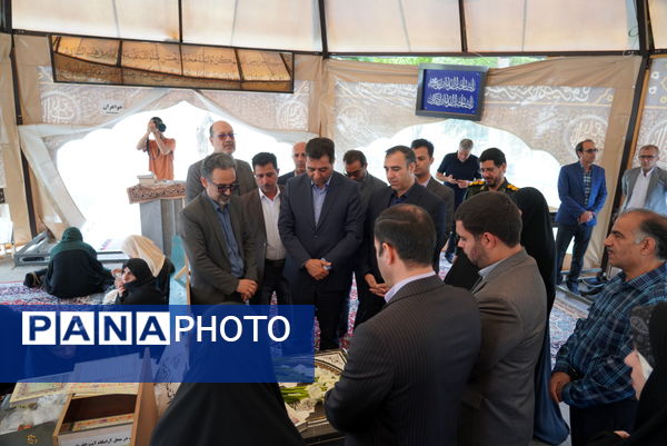 مراسم عطرافشانی قبور مطهر شهدا باحضور مدیرکل آموزش‌وپرورش استان اصفهان