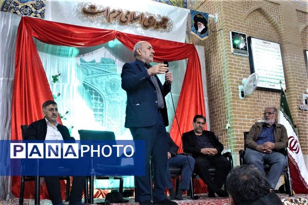 استقبال نوجوانان از غرفه‌های یادواره شهدای مسجد جامع قم