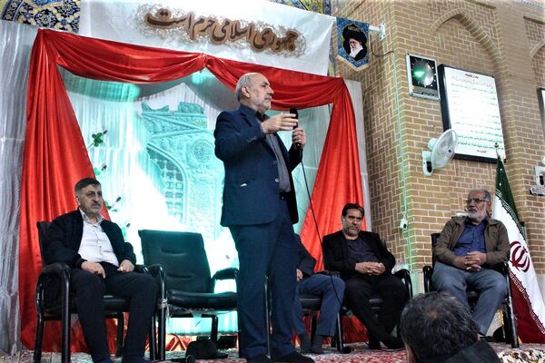 استقبال نوجوانان از غرفه‌های یادواره شهدای مسجد جامع قم