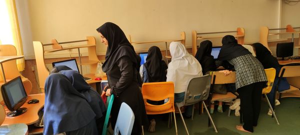 بازدید دانش‌آموزان پیشتاز‌ مدرسه شهید خاقانی از کلاس‌های رایانه کانون سمیه شیروان