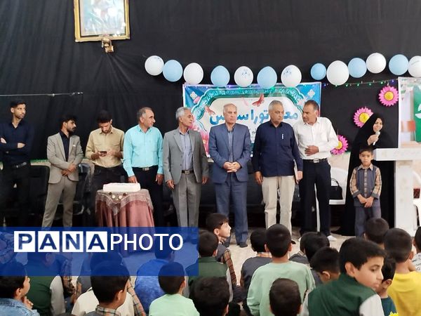 جشن بزرگداشت مقام معلم توسط دانش آموزان دبستان شهید پسندیده