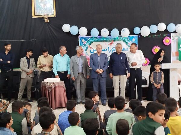 جشن بزرگداشت مقام معلم توسط دانش آموزان دبستان شهید پسندیده