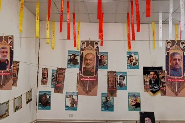 نمایشگاه تصاویر شهدای جنگ رمضان در روستای مومن آباد قم