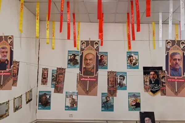 نمایشگاه تصاویر شهدای جنگ رمضان در روستای مومن آباد قم