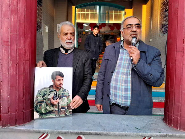 تقدیر دانش‌آموزان یک مدرسه در قم از پدر شهید کریمی