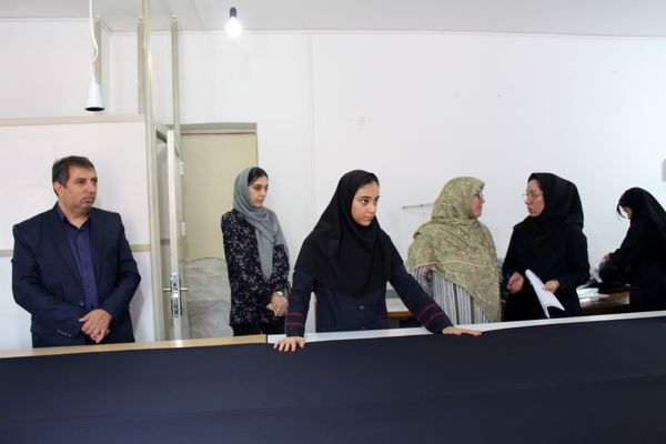 هنرستانی‌ها در نقش تولید کننده، دوخت لباس فرم دانش‌آموزان به دست هنرستانی‌های قدس