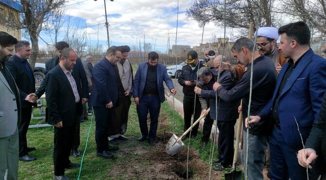 کاشت ۴۰ اصله نهال در اردوگاه دانش‌آموزی سراب