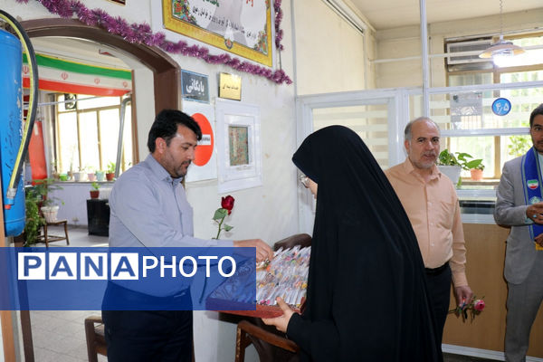 سپاس معلم در اداره آموزش و پرورش خراسان رضوی توسط دختران پیشتاز