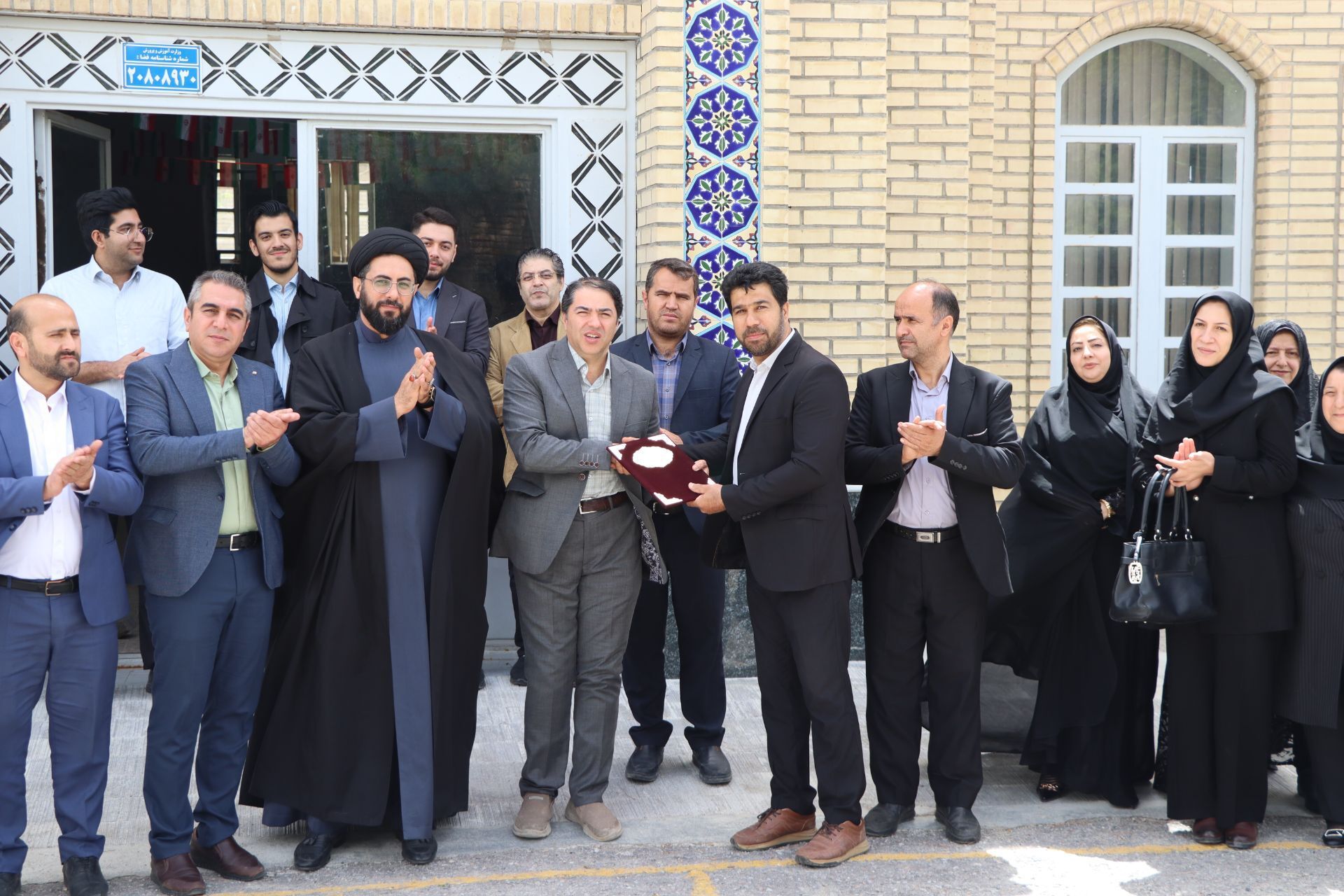 تجلیل مسئولان لاهیجان از معلمان در هفته بزرگداشت مقام معلم