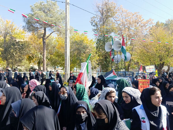 نسل بیدار انقلاب؛ خروش دختران شاهد فاطمه‌زهرا(س) شهرکرد مقابل استکبار جهانی