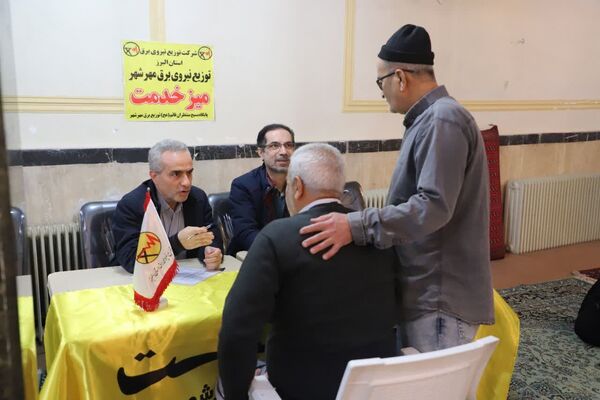 نهج‌البلاغه‌خوانی نماز‌گزاران کمالشهر پیش از خطبه‌های نماز 