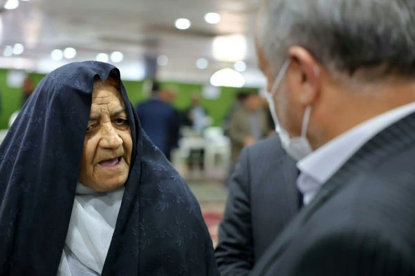 میز خدمت مسئولان در مصلی المهدی بیرجند 