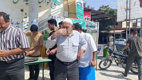 توزیع شربت و شیرینی به مناسبت میلاد پیامبر اسلام (ص) 