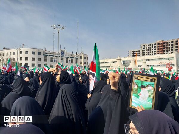 تجمع دانش آموزان و مردم غیور در سوگ رهبر معظم انقلاب در میدان شهدا مشهد مقدس