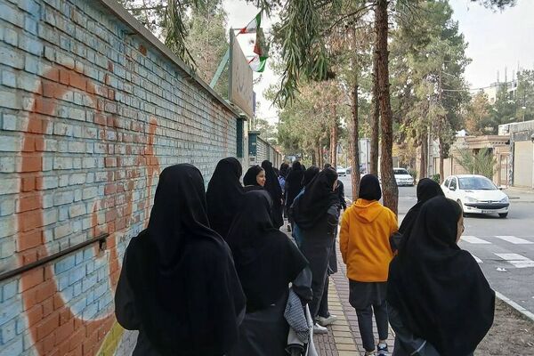 حضور دانش‌آموزان هنرستان حدیث کساء در مقبره الشهدای خاورشهر