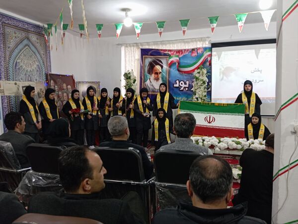 نواختن زنگ انقلاب در مدرسه قادر خانزاده شهرستان بانه