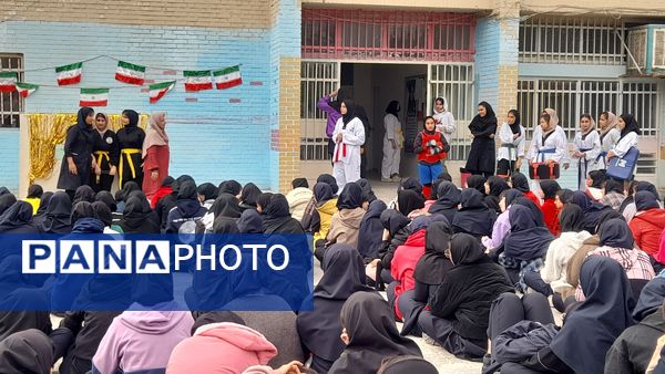 انجام حرکات ورزشی و نمادین به‌مناسبت هفته تربیت‌بدنی توسط ورزشکاران نوجوان اسلامشهر