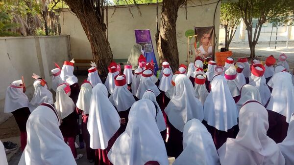 جشن عاطفه‌ها در دبستان مولوی فین؛ همدلی برای تداوم آموزش