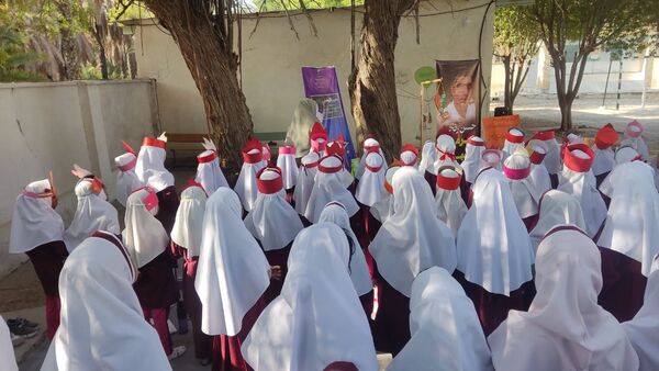جشن عاطفه‌ها در دبستان مولوی فین؛ همدلی برای تداوم آموزش