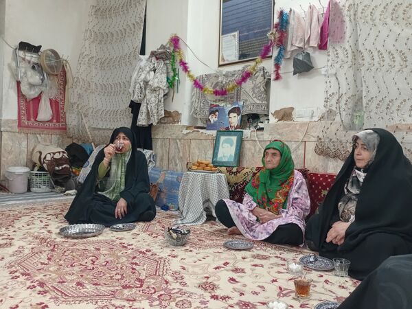 دیدار مسئولین پایگاه کوثر روستای نقاب با مادر شهید غلام زاده