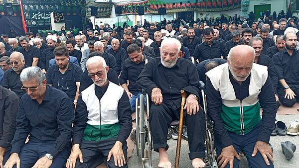 اقامه نماز ظهر عاشورا در محمودآباد 