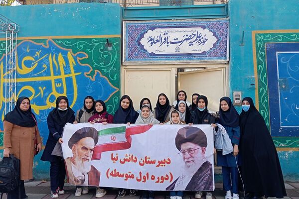 حضور دانش آموزان دبیرستان دخترانه دانش نیا در نمایشگاه صنایع دستی حوزه علمیه 