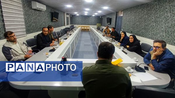 نشست گفت‌وگوی کتاب محور" ایرانی‌ها چه رویایی در سر دارند؟" در یاسوج