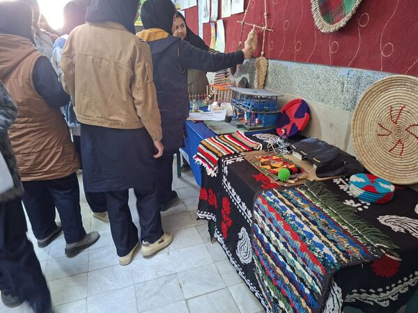 نمایش هنرهای دستی دانش‌آموزان معمولان