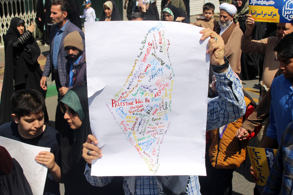 حضور عزتمندانه مردم قم در راهپیمایی آخرین جمعه ماه رمضان