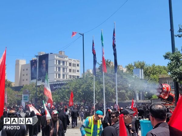 تشییع پیکر رهبر شهید انقلاب در مشهد مقدس با حضور پرشور مردم 