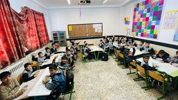 مراسم جشن انقلاب و تقدیر از دانش‌آموزان مقام‌آور مدرسه معلم