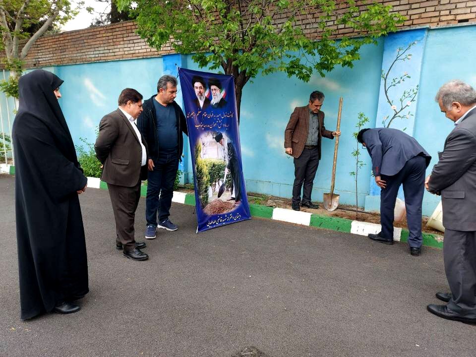 درختکاری، یادمان نسل‌های ایثار و فداکاری است