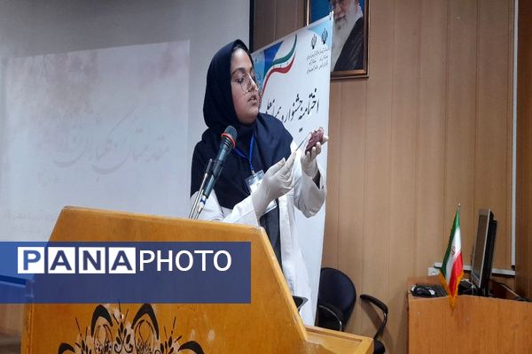 مراسم تجلیل از همیار معلم‌های نمونه دبیرستان آرمیتا مصلی نژاد