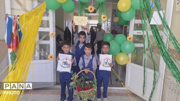 جشن شکوفه ها در دبستان شهید قهرمان شهرستان خوسف