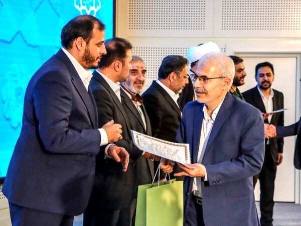 تجلیل از معلمان نمونه منطقه ۱۴ به مناسبت هفته گرامیداشت مقام معلم