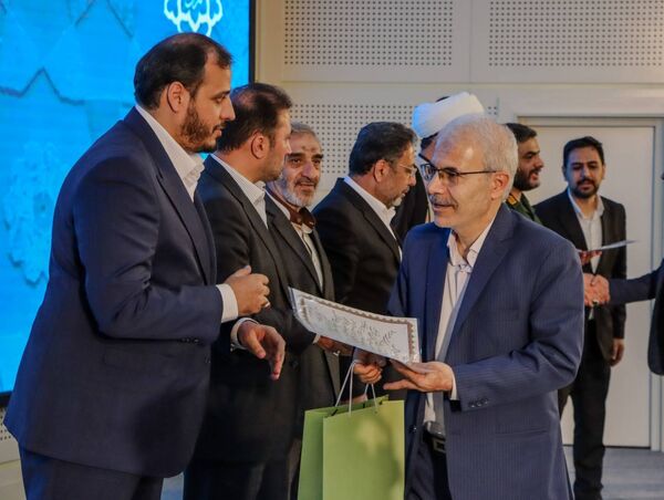 تجلیل از معلمان نمونه منطقه ۱۴ به مناسبت هفته گرامیداشت مقام معلم