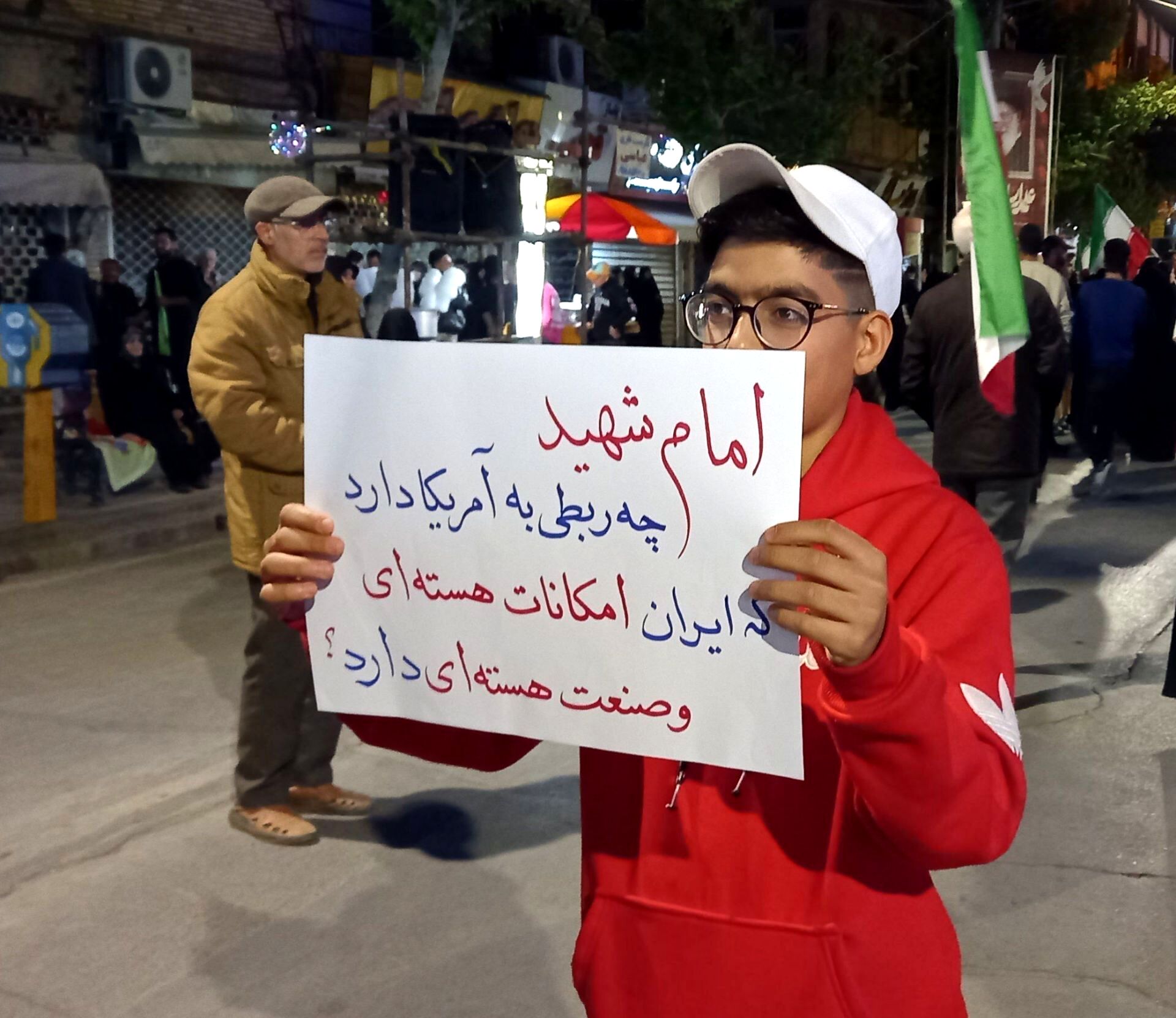 یکپارچگی مردم ملایر در شب؛حمایت از وطن،انقلاب 
