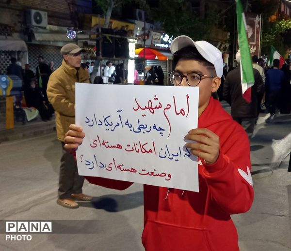 یکپارچگی مردم ملایر در شب؛حمایت از وطن،انقلاب 
