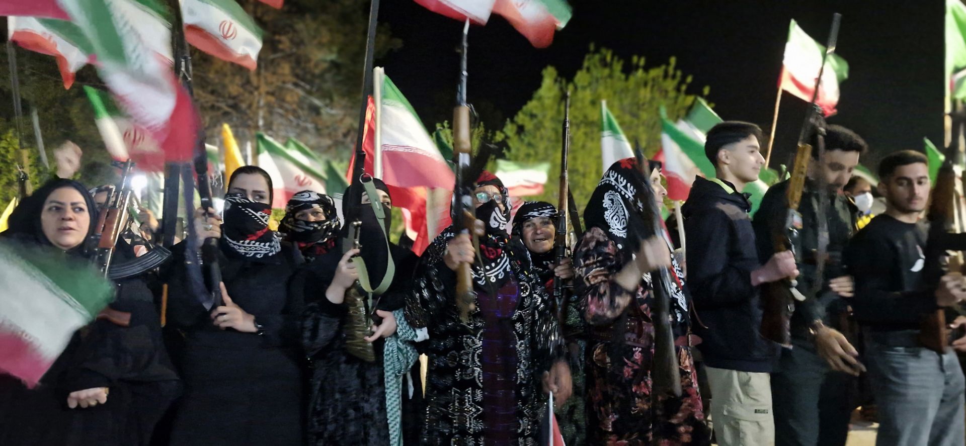 مرزنشینان ایستاده اند مانند زاگرس