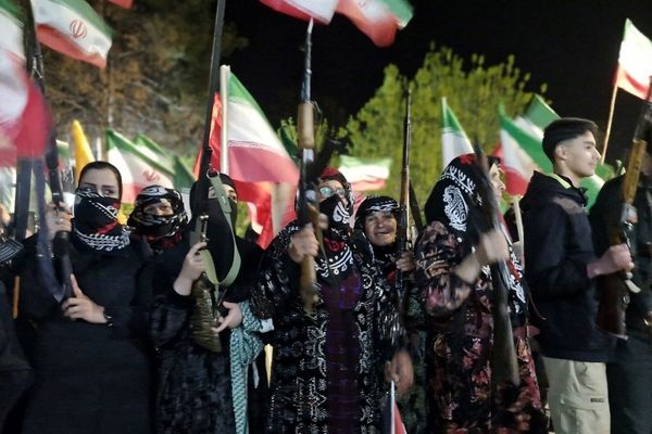 مرزنشینان ایستاده اند مانند زاگرس