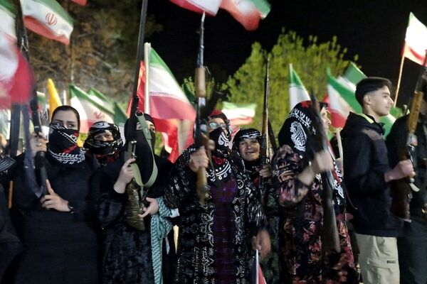 مرزنشینان ایستاده اند مانند زاگرس