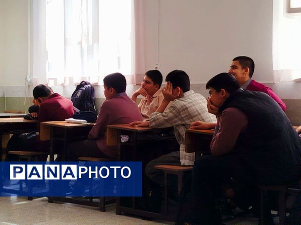 هدایت تحصیلی دانش‌آموزان در دبیرستان میثاق با حضور مشاور مدرسه 