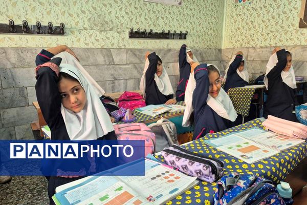 حضور نیروهای هلال احمر در دبستان هدی۱ به مناسبت هفته پدافند غیرعامل