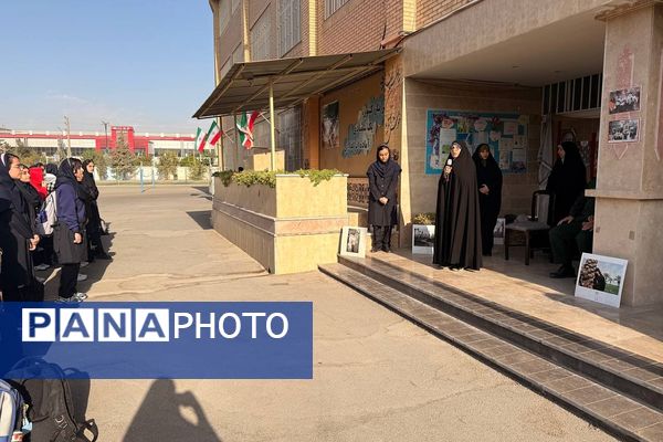 تقدیر از خانواده شهید خلبان علی بلورخانی در دبیرستان استعدادهای درخشان فرزانگان شهریار 